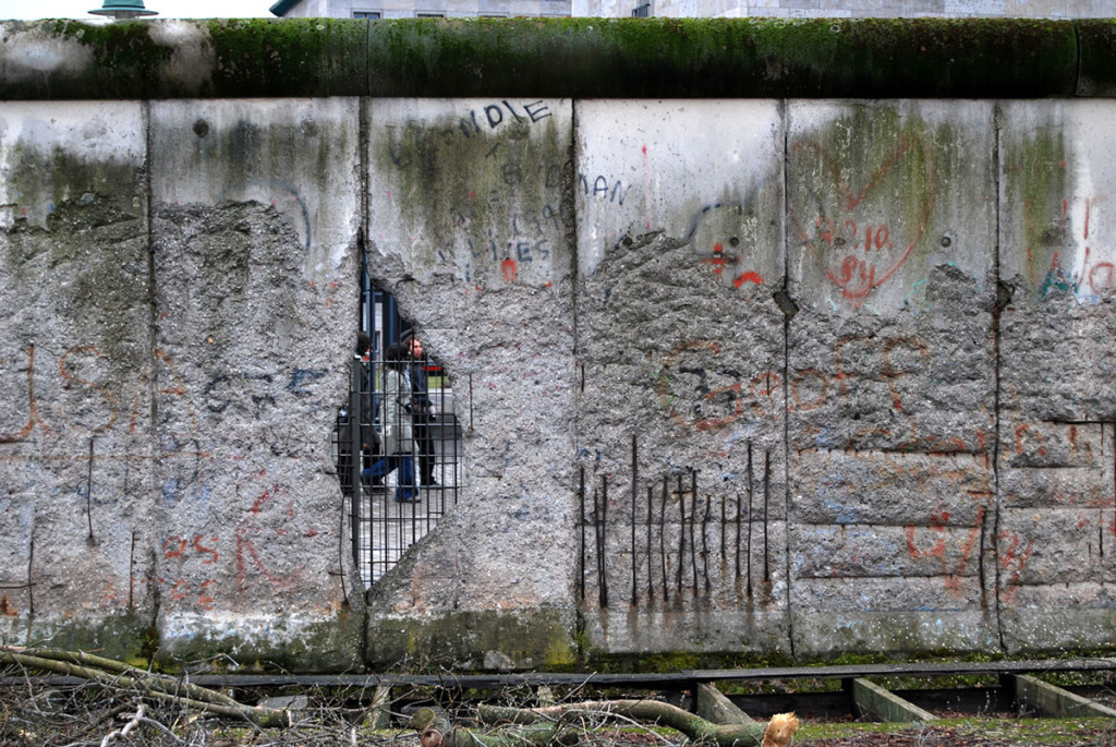 Во многих районах Берлина вы можете найти памятники, посвященные событиям, связанным с послевоенной историей Германии, которые символизировала стена