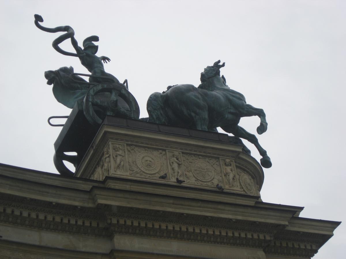 Біля підніжжя монумента зображені вожді семи мадярських племен на чолі з князем Арпадом, засновником правлячої угорської династії