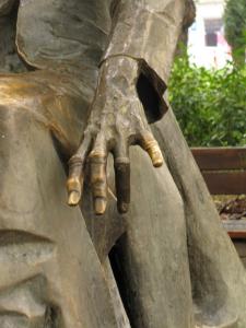 Ці самі руки скульптору вдалися, як мені здається, особливо: дуже довгі напружені пальці, гострі, виразні