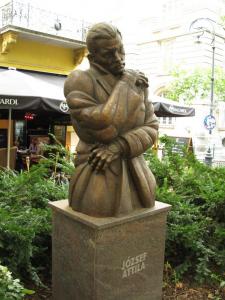 (Ще один цікавий пам'ятник цій чудовій угорському поету знаходиться недалеко від   угорського парламенту   )