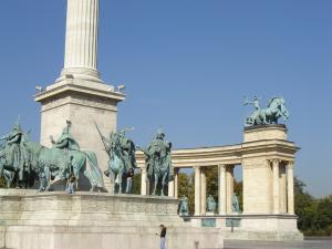 Перед колоною і статуями семи вождів розташований простий меморіал угорським солдатам, полеглим в світових війнах (Могила Невідомого Солдата)