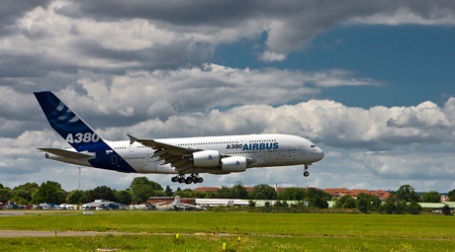 Сьогодні найбільший у світі пасажирський літак Airbus А380 здійснить свій перший рейс до Росії