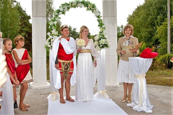 Це відмінна ідея для літнього торжества, що перетворює стандартний процес одруження в красиву і витончену церемонію