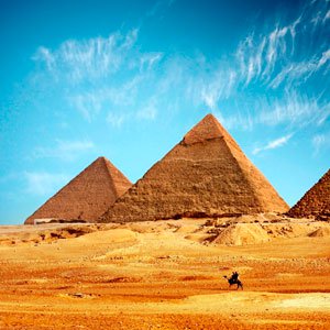 Сторона зовнішнього трикутника піраміди досягає 230 метрів