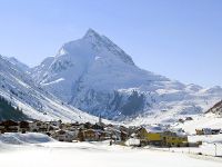 Альпійський центр Ішгль   Гірськолижна арена Сильвретта, крім австрійського Ішгля, включає швейцарський курорт Самнаун і має славу найкрутішого тусовочного   гірськолижного центру Австрії