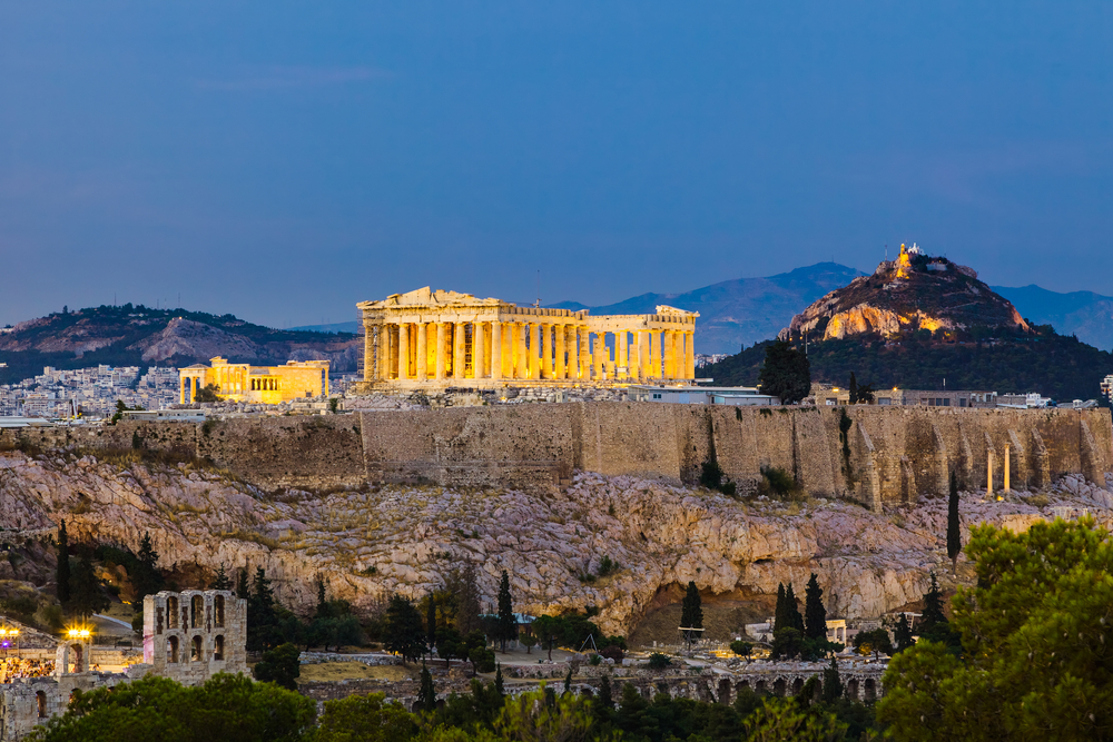 В Афіни летять туристи, охочі доторкнутися до грецької історії - побачити знаменитий   Афінський Акрополь   , Театр Діоніса і храм Зевса Олімпійського