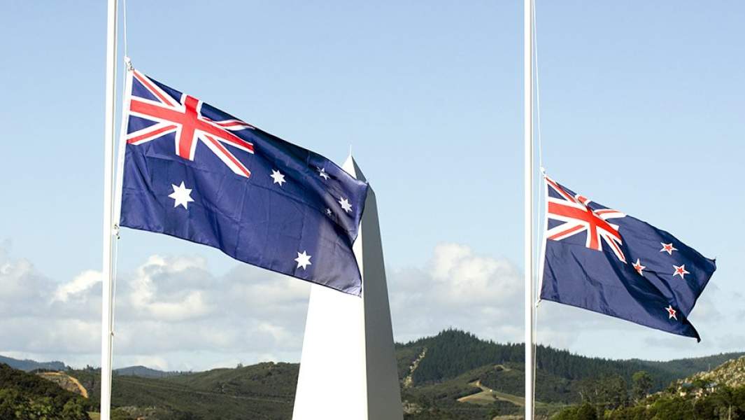 У новозеландського прапора теж є і «Юніон Джек», і зірки - правда, їх всього чотири, виконані вони в червоному кольорі з білою окантовкою, хоча і означають той же Південний Хрест