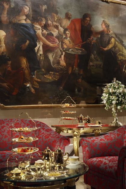 Готель Waldorf Astoria Rome Cavalieri поєднує колекцію пристойного музею і продуманий комфорт: в лобі-барі можна випити чаю під картиною раннього Джованні Тьєполо, а на поверхах Imperial Club розглядати костюми, в яких танцював Рудольф Нурієв