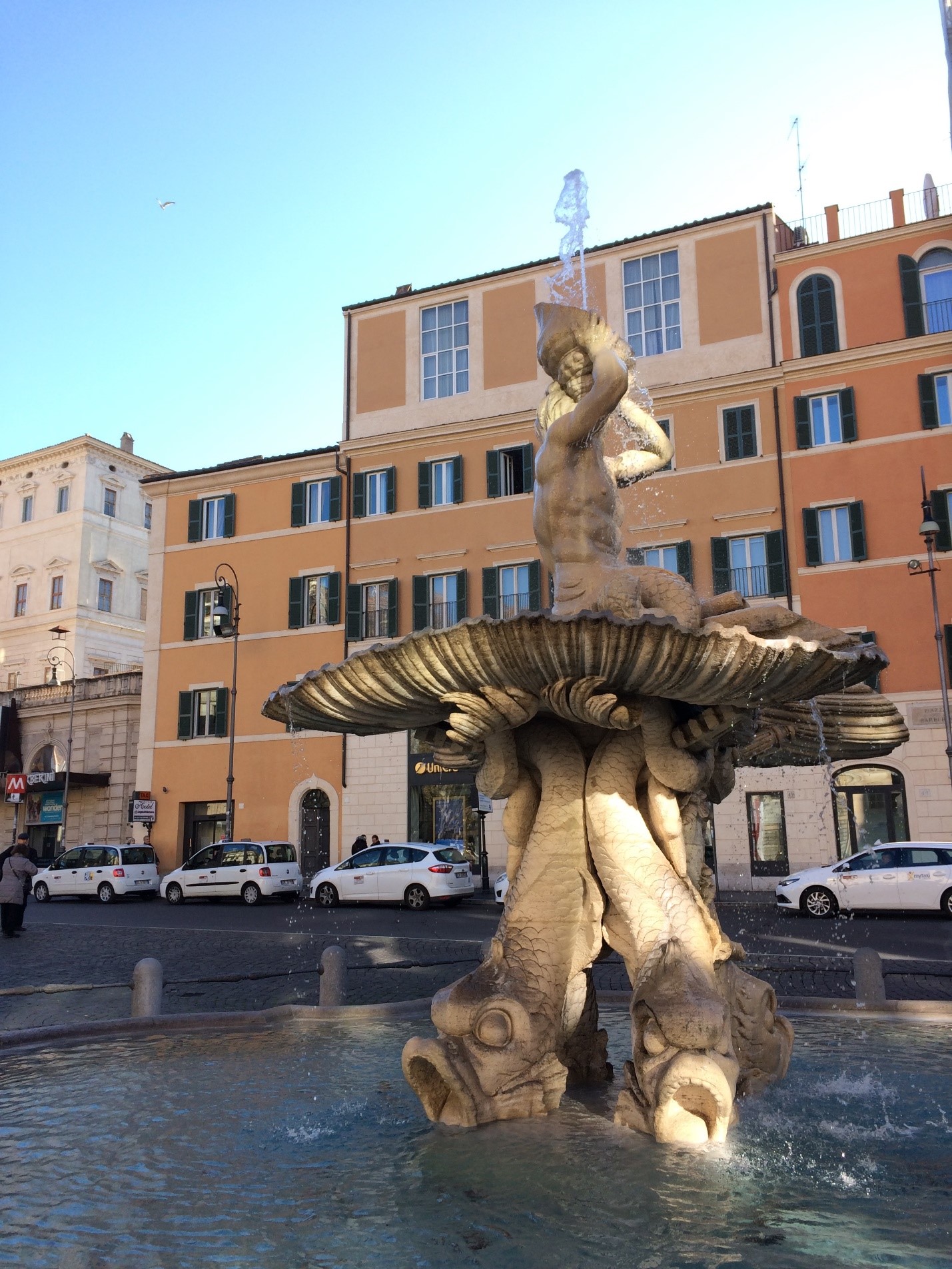 Вони в Римі всюди: три бджоли - це герб сімейства Барберіні, з якого відбувався папа Урбан VIII, покровитель автора фонтанів геніального архітектора Берніні