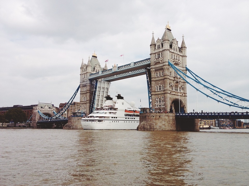 Лондон (найвідоміший міст Тауер через Темзу);