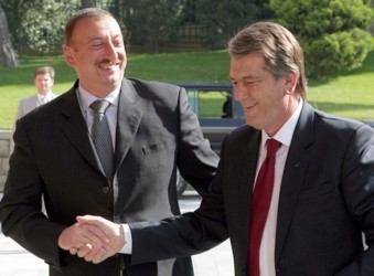 18 червня 2007, 21:28 Переглядів:   Вчора президент України Віктор Ющенко прибув до Баку на дводенний саміт глав держав-членів ГУАМ, які відразу ж домовилися про створення миротворчого контингенту організації