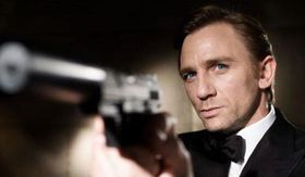«Джеймс Бонд» Даніел Крейг   Режисер нового фільму про агента 007 Мартін Кемпбелл, який зараз знімає в Баррандовскіх ательє, повідомив журналістам, чому він вибрав для зйомок саме Прагу