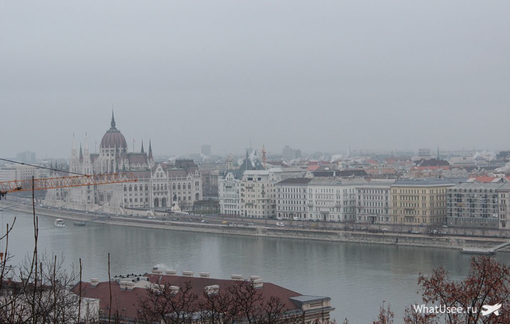 Зліва - загублене в тумані в цей зимовий день будівля угорського парламенту