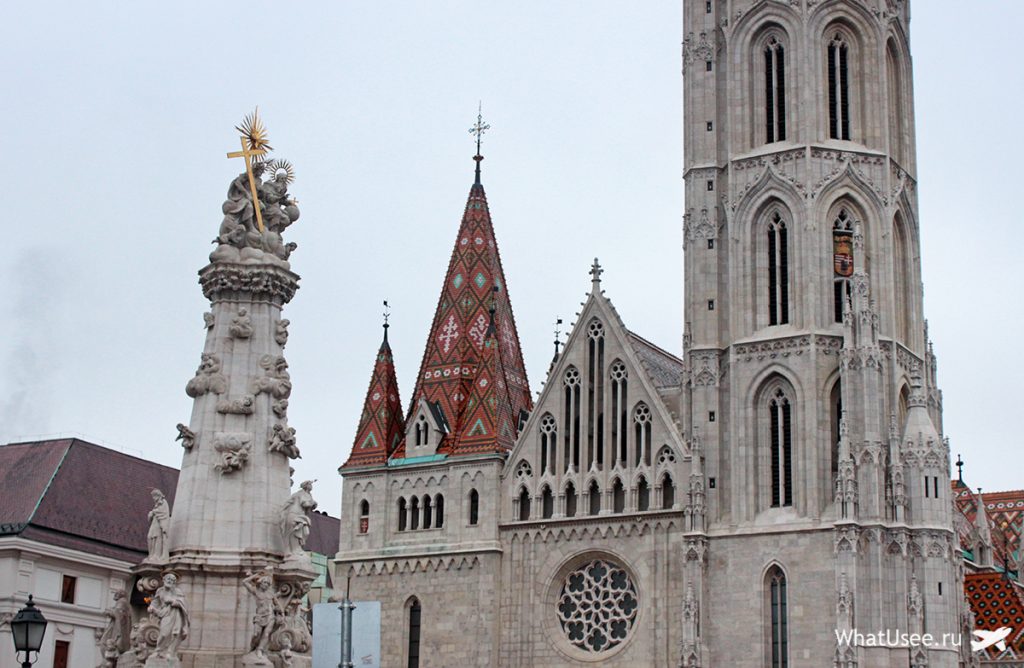 Білосніжна церква побудована в готичному стилі: