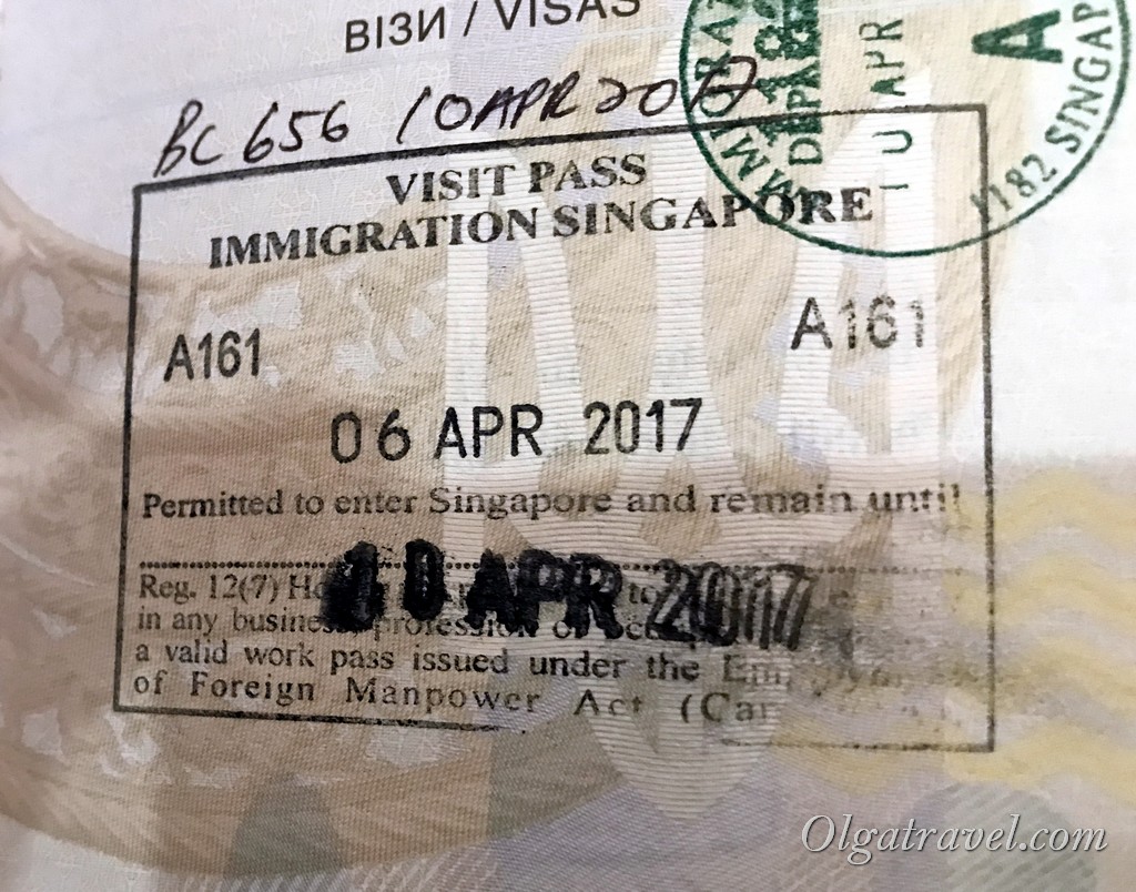 На паспортному контролі в Сінгапурі поруч із в'їзним штампом-візою ручкою прописують номер рейсу вильоту, так що надати «лівий» квиток для транзитної візи не вийде