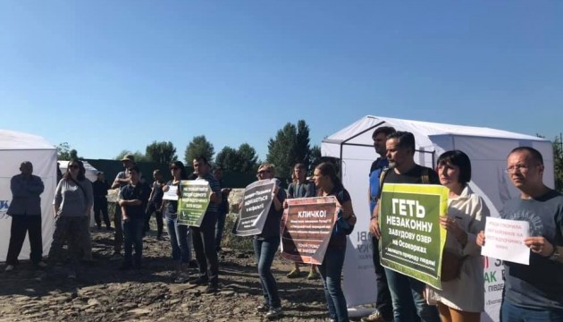 Жителі київського масиву Осокорки проводять акцію проти забудови банком Аркада території поблизу трьох озер Небреж, Тягло і Мартишев
