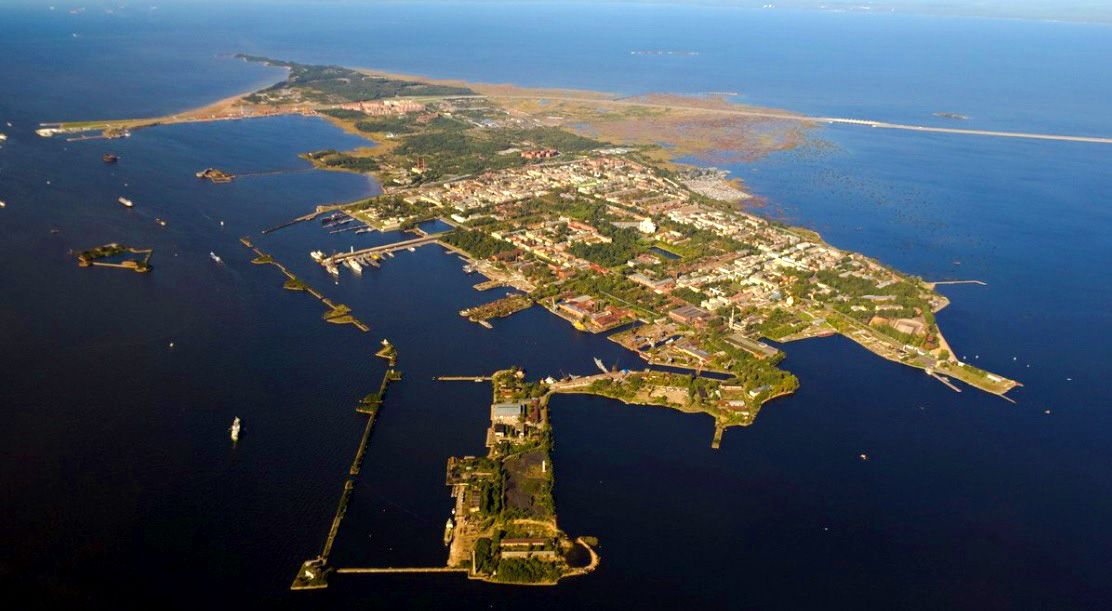 Місто Кронштадт знаходиться на острові Котлін в Фінській затоці Балтійського моря