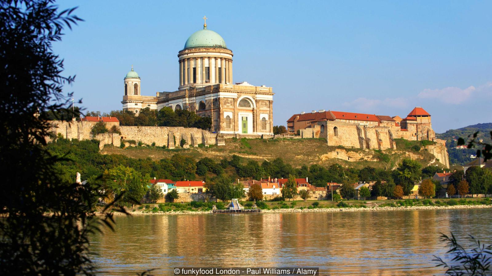 У місті Сентендре, в двадцяти кілометрах від столиці, знаходиться багато музеїв і галерей;  в Вишеграді є гарний середньовічний замок;  а в місті Естергом знаходиться найбільший собор Угорщини