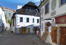 Готель «Барбора» в Чеському Крумлові, Фото: Google Street View   У поточному році азербайджанський підприємець придбав ресторан «Барбора» в історичному центрі Чеського Крумлова, також за 60 мільйонів крон (2,2 млн