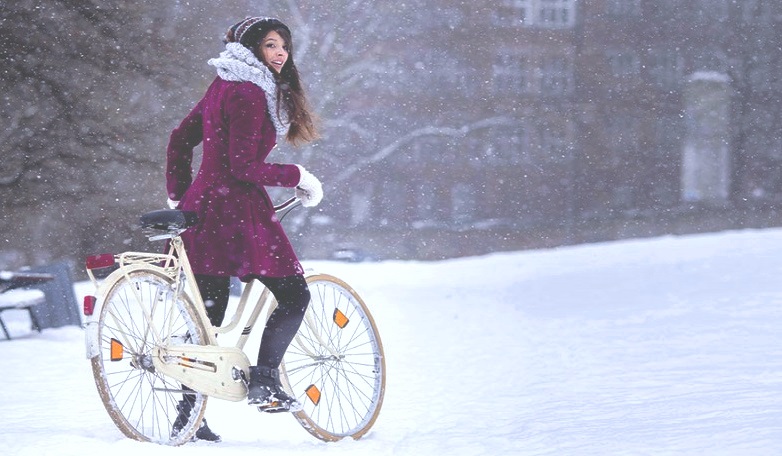 Катання на велосипеді в зимовий час насправді майже не відрізняється від катання влітку