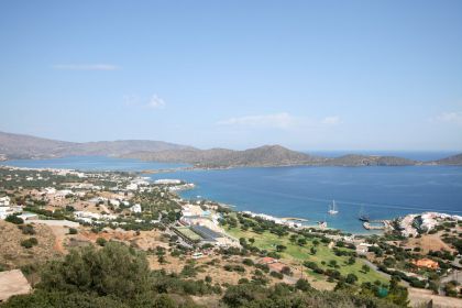 Елунда, розташована на сході Криту, в 10 км на північ від Агіос Ніколаос і в 65 км від Іракліона, це відомий туристичний курорт, знаменитий красивою природою і розкішними готелями