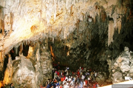 Кожна група нараховувала не менше 40 осіб, але печера настільки величезна, що ми все просто «загубилися» в її просторах