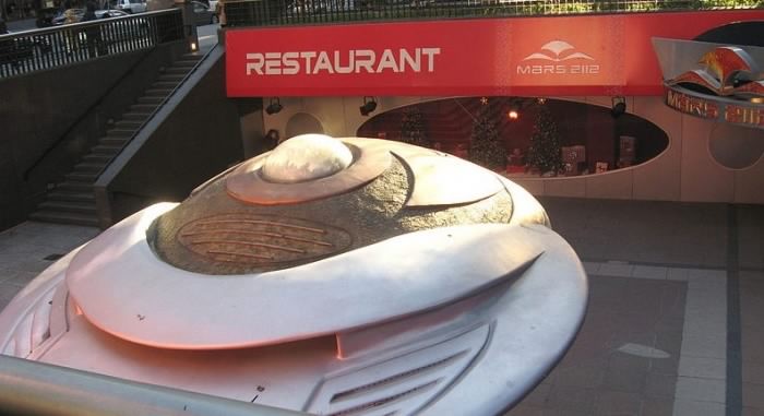 Назву свою ресторан отримав завдяки прогнозам НАСА про те, що в 2012 році будуть здійснюватися туристичні польоти на Марс