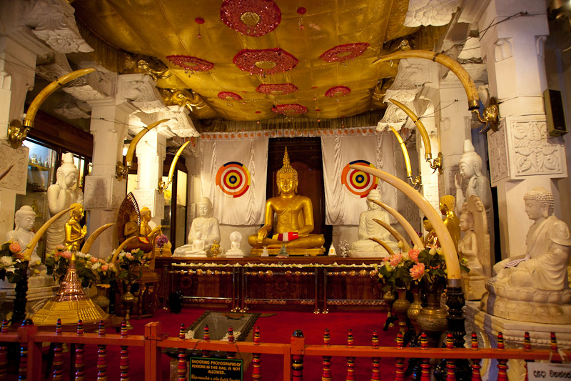 У місті Канді, знаходиться найсвятіша святість - храм зуба Будди