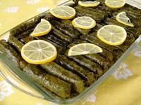 Часто зустрічається і популярна в Греції сарма - загорнутий у виноградне листя рис з овочами або фаршем
