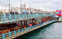 Все тому, що Галатский міст - улюблене місце стамбульських рибалок вже багато поколінь поспіль
