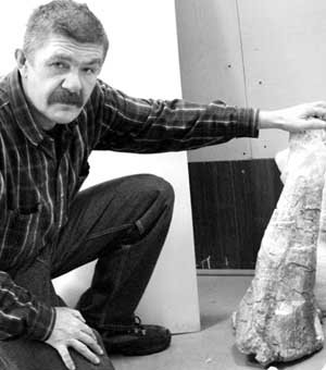 Як пояснив Юрій Болотский, завідувач музеєм, вітчизняні майстри працюють в основному по-старому: заливають гіпсом хребці і щелепи, а після висихання порожнечі, що утворилися в формах заливають матеріалом подібним пластику