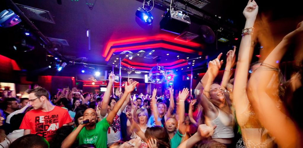 Вартість входу в нічні клуби коливається від 10-20 євро, дівчатам, як правило, безкоштовно