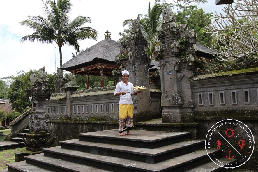 Кожен балийский храм присвячений певному божеству, більшість з них мають внутрішні і зовнішні двори, відокремлених один від одного воротами