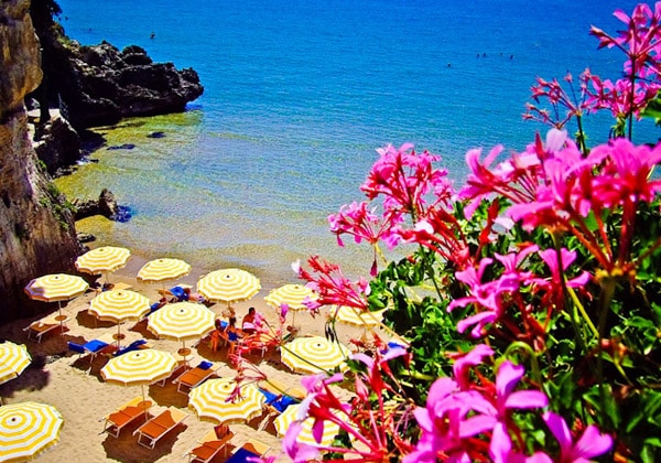 Італійки рідко носять злиті купальники, навіть літні жінки воліють бікіні, так і знаходження на пляжі топлес досить поширене