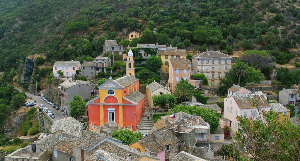 Середньовічне містечко Нонзі, як гніздо орла, облаштувався на вершині вертикальної скелі над Середземним морем навколо церкви Санта Гулия