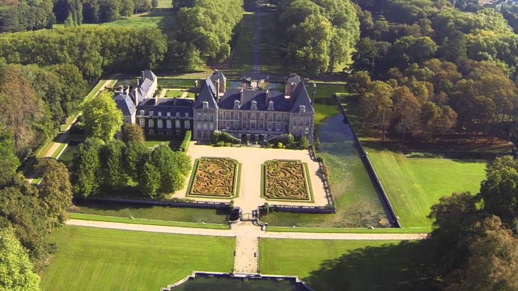знаменита своїм   замком і його парком   , Визнаним одним з найкрасивіших у Франції