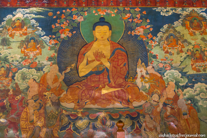 Крім Джові Будди в храмі Джоканг зберігаються і інші священні статуї і зображення, серед яких є і самовияву - зображення Будди, які самі по собі проявилися на стінах