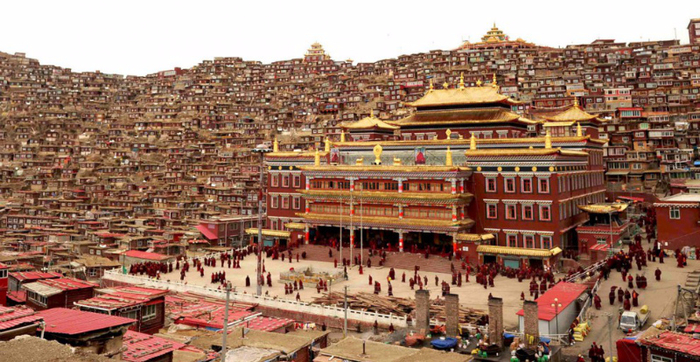 Культові споруди Тибету, обростаючи численними спорудами, утворюють часом міста з населенням до тисячі чоловік