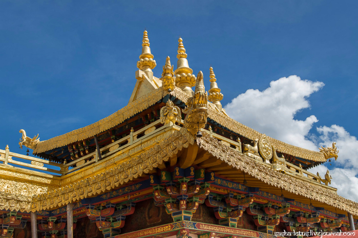 За допомогою темних лабіринтів зали храму з'єднані з приміщеннями каплиць, які присвячені різним буддистським богам і бодхисаттвой