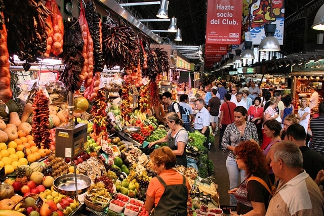 Схожа на турецький Гранд базар, іспанська Букер порадує великим вибором екзотичних фруктів, морепродуктів, їжі і напоїв
