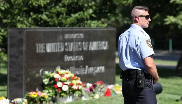 Під посольством США в Києві вшанували пам'ять Маккейна / Фото: Данило Шамкін, Укрінформ