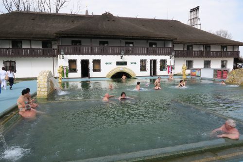 У перший басейн можна виплисти з будівлі на вулицю