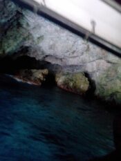 Ось такими невеликими катерами туристів привозять в Блакитну печеру