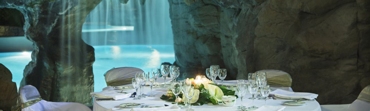 Він створений таким чином, що гості можуть перебувати в різних зонах: в басейні, слухаючи шум водоспаду, в штучної печері при світлі свічок або на терасі з видом на море