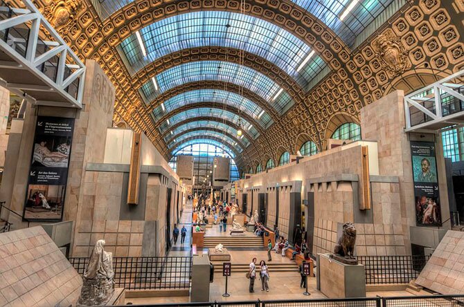 Також я дуже рекомендую пройти по перону колишнього залізничного вокзалу, а тепер музею образотворчих і прикладних мистецтв - музею Орсей (Musee d'Orsay), де можна побачити великі твори Габена, Дега, Камю, Ренуара, Сіньяка, Ван-Гога