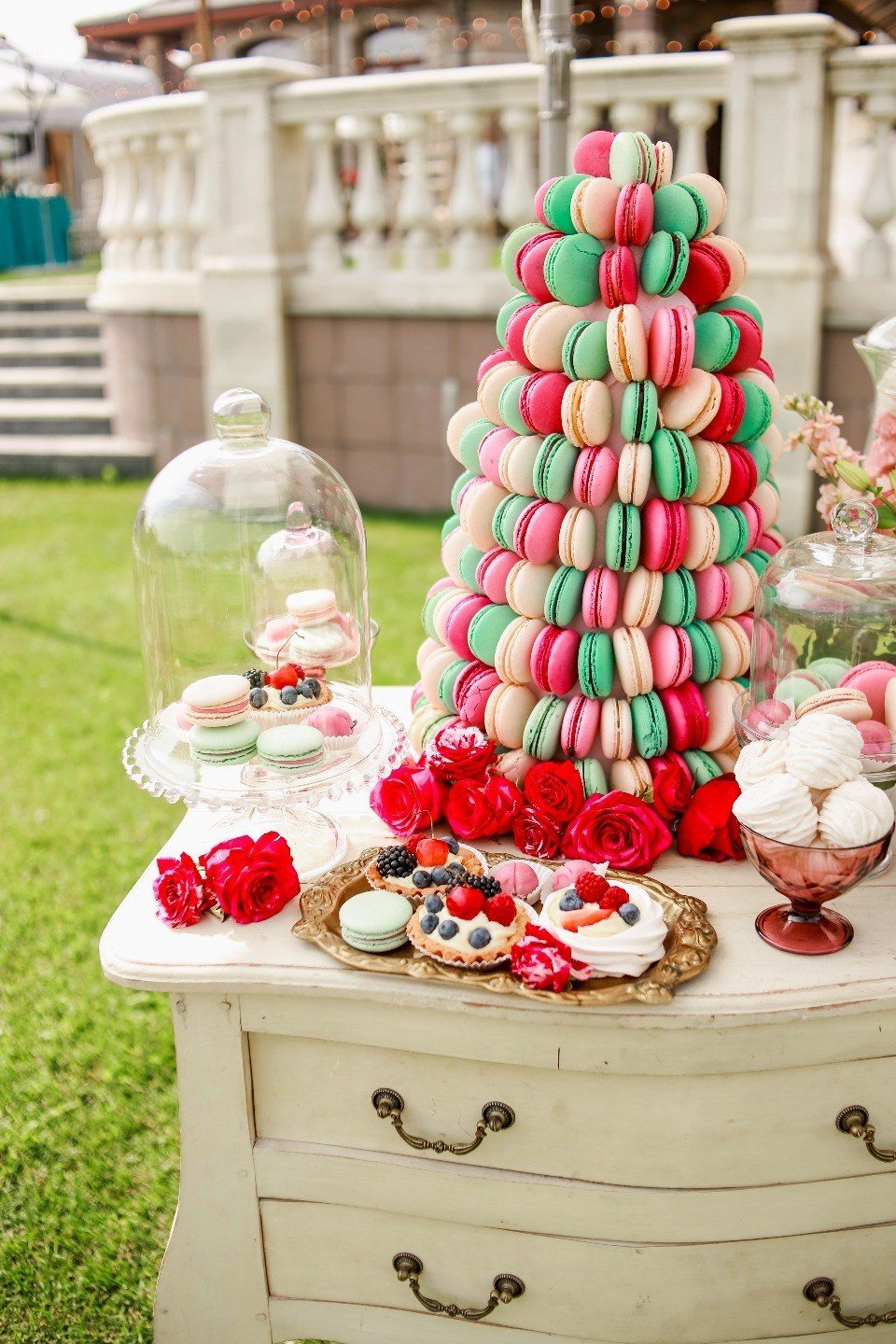 Zaujímavým prízvukom na sladkosti na šťavnatom a svetlom stole budú veselé značky, vyrobené vo všeobecnom štýle svadby