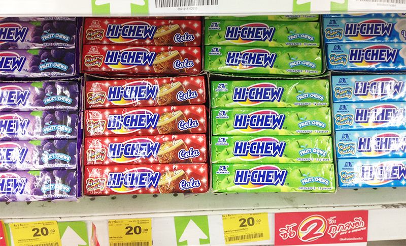 Цукерка Hi-Chew на полицях супермаркету в Бангкоку