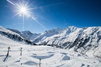 У 43 км северенее від Ішгля розташований ще один гірськолижний курорт під назвою Санкт-Антон, який входить в зону катання Arlberg