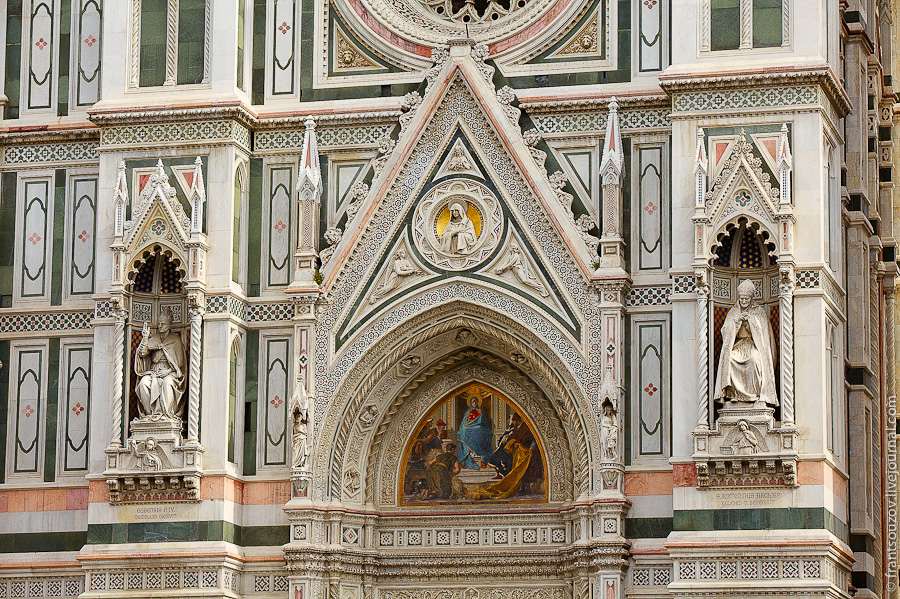 Завдання побудувати на місці Санта-Репарати більш величну церкву отримав від гільдії мистецтв зодчий Арнольфо ді Камбіо