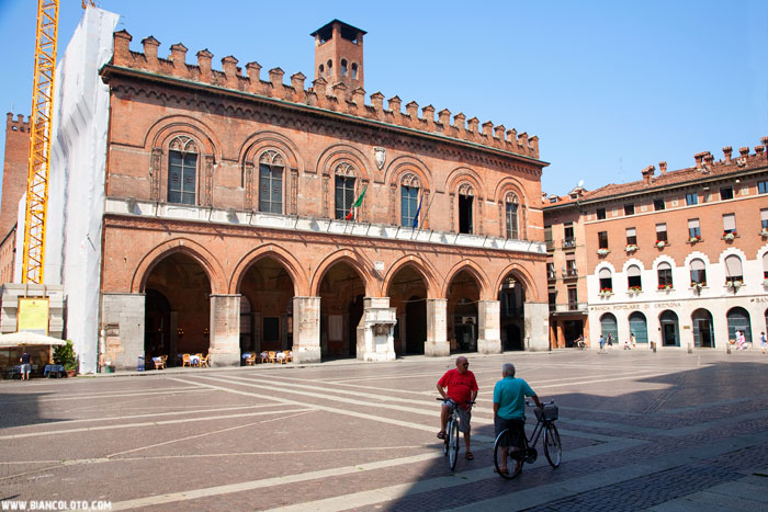 Втім, інші міські палаци - такі, як Баргелло у Флоренції (початок будівельних робіт - 1255)
